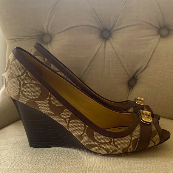 GORGEOUS SIZE 7.5 COACH SHOES - Picture 3 of 5